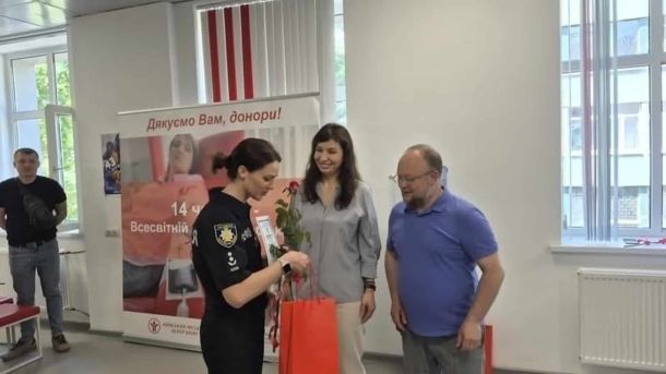До Дня донора в Києві відзначили найкращих донорів крові Вручення подяки та квітки донорці у Київському міському центрі крові до Дня донора