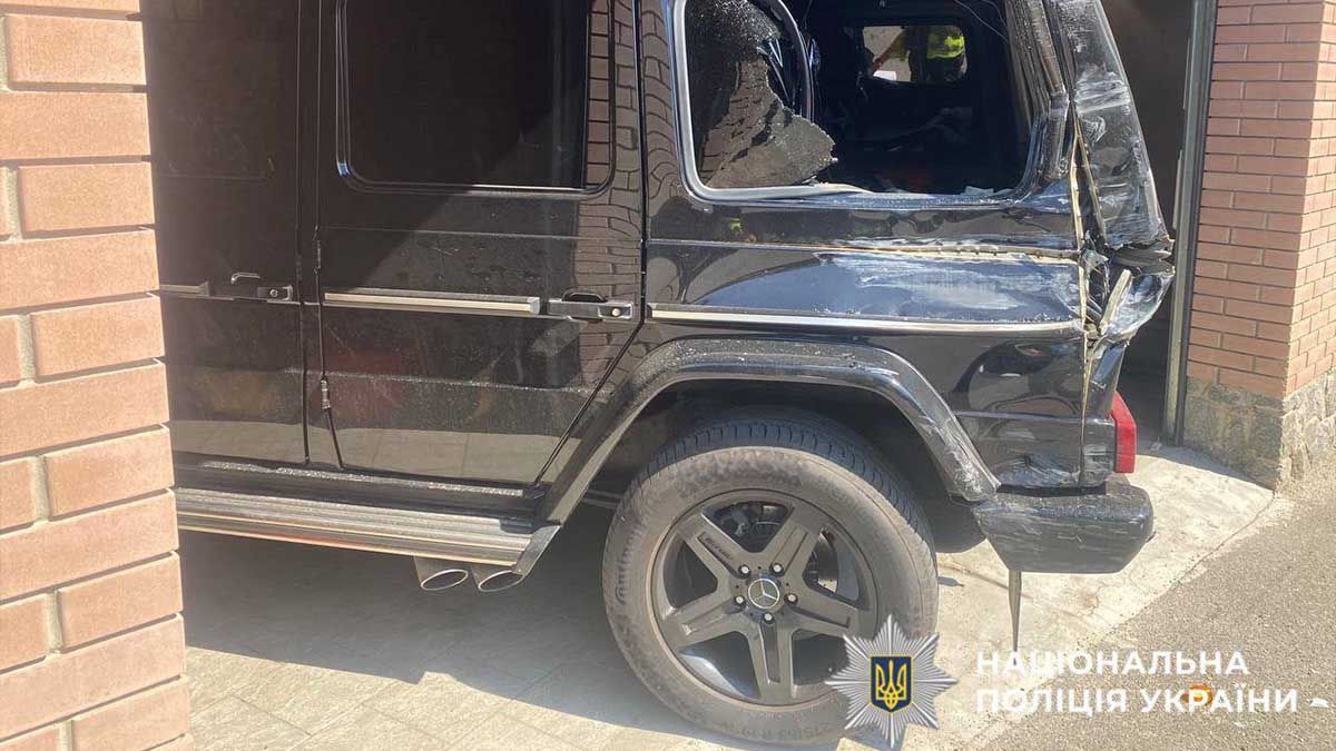 На Київщині у селі Кременище зіткнулися Mercedes-Benz і вантажівка Scania: один водій у лікарні На Київщині у селі Кременище зіткнулися Mercedes-Benz і вантажівка Scania: один водій у лікарні