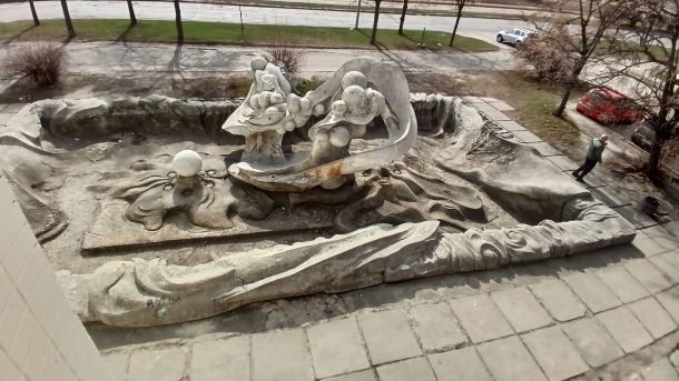 NAMU запускає лекторій «Мистецтво бачити»: 9 лекцій від іконопису до відеоарту Скульптура Ернеста Коткова на масиві Троєщина в Деснянському районі Києва, бетонна об'ємно-просторова композиція 1980-х років