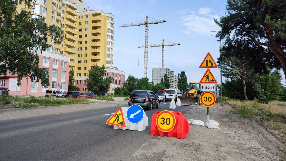 У Києві тимчасово перекрито кілька ділянок руху транспорту через наслідки атаки РФ Ремонтні роботи на дорожньому покритті Києва: обмеження руху на мостах і шляхопроводах