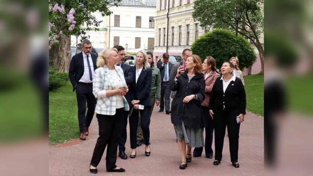 Киянка виманила у військового 710 тис. грн на «лікування від раку» Голова Конгресу депутатів Іспанії Франсіна Арменголь з делегацією на території Національного заповідника «Софія Київська» у Києві, 12 квітня 2026 року