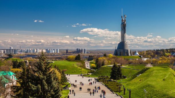 9 січня загинули четверо людей, ще 25 отримали поранення: прокуратура розслідує черговий воєнний злочин рф Батьківщина-мати на території Національного музею історії України у Другій світовій війні.