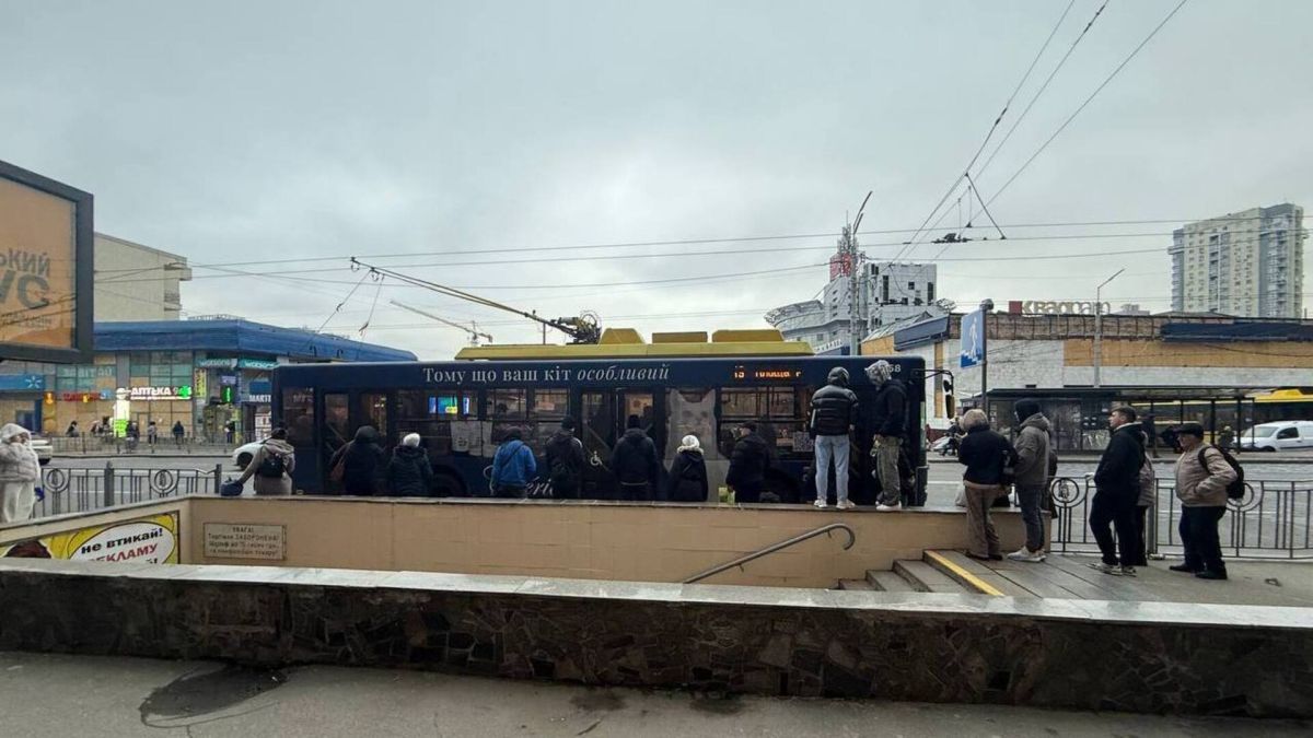 Після обстрілу на Лук'янівці пасажири ризикують життям через відсутність тимчасової зупинки Пасажири стоять на стінці підземного переходу біля станції метро Лук'янвська