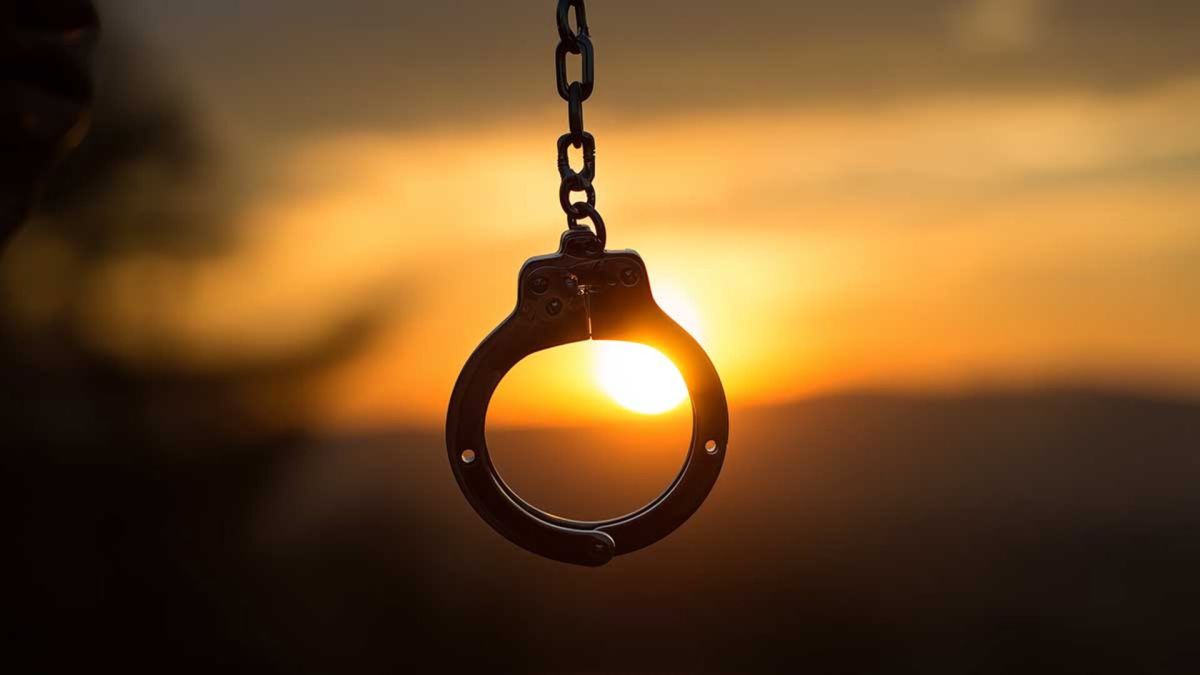 У Києві двох чоловіків засудили до 11 та 13 років за вбивство замасковане під передозування Наручники