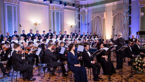 50-річного киянина судитимуть за збут 1,5 кг наркотиків на домашніх вечірках Оркестр, хор і диригент виконують оперу «Креонт» Дмитра Бортнянського в парадній залі