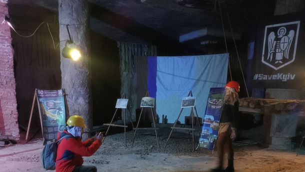Афіша Києва 13–19 квітня: понад 70 культурних подій Двоє активістів у захисних касках всередині розкопок Музею на Поштовій площі в Києві на тлі банера #SaveKyiv