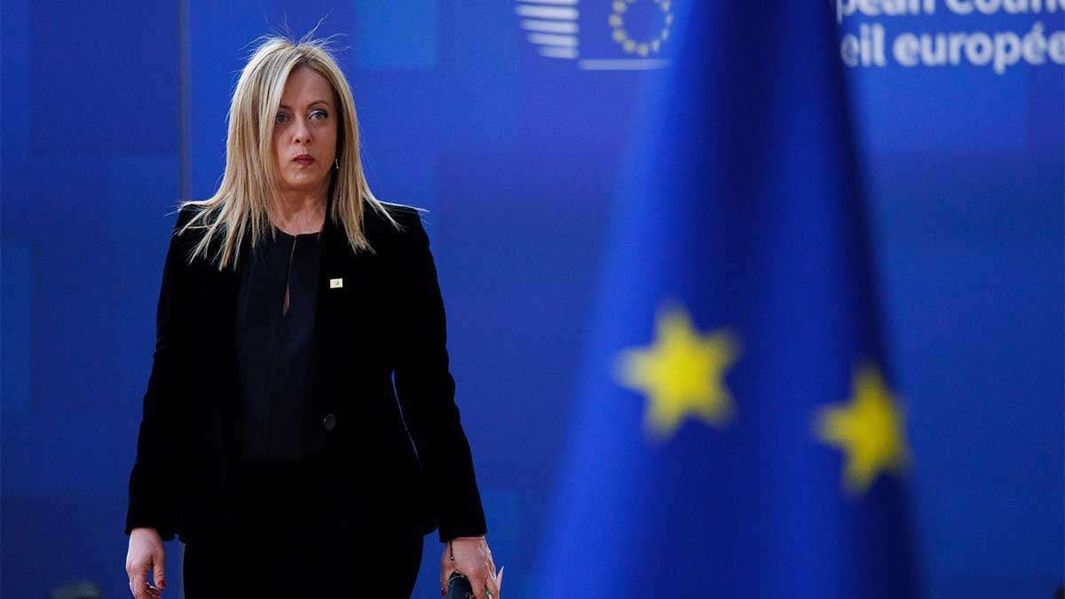 Як Джорджія Мелоні стала тіньовою лідеркою Європи жінка біля прапора ЄС