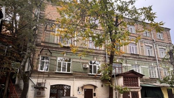 Оболонь: водію Tesla оголосили підозру через смерть поліцейського Будівля у центрі Києва має кілька поверхів із характерною старою цегляною архітектурою та зеленим фасадом