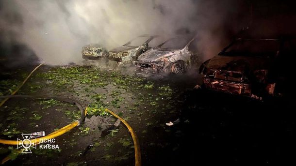 Атака на Київ: у Голосіївському районі горіли склади за двома адресами Згорілі автомобілі в густому диму на відкритій території Дарницького району Києва після нічної балістичної атаки росіян