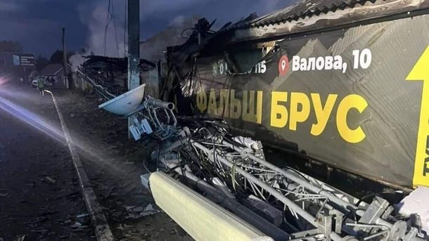 Пожежа в Хотянівці: після удару блискавки обвалилася мобільна вишка Пожежа в Хотянівці: після удару блискавки обвалилася мобільна вишка