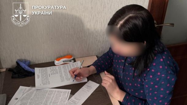 Чому ескалатори київського метро зупиняються вдвічі частіше Підозрювана підписує документ