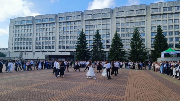 Будкомпанія привласнила 330 тисяч на ремонті Політехнічного ліцею в Києві Політехнічний ліцей Києва