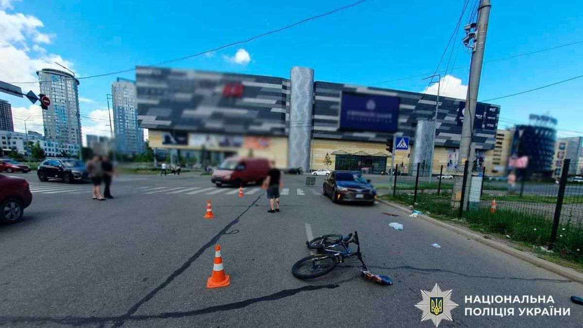 ДТП у Дарницькому районі: іномарка збила 45-річного велосипедиста Місце ДТП на перетині вулиці Анни Ахматової та Дніпровської набережної, де іномарка збила 45-річного велосипедиста