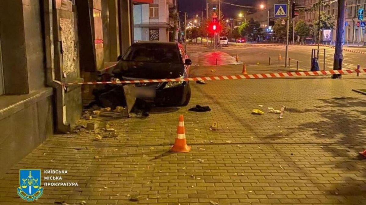 1,77 проміле: у Києві судять експрацівника прокуратури за смертельний наїзд на жінку Автівка колишнього працівника прокуратури Молочного після наїзду на жінку на вулиці Великій Васильківській у Києві