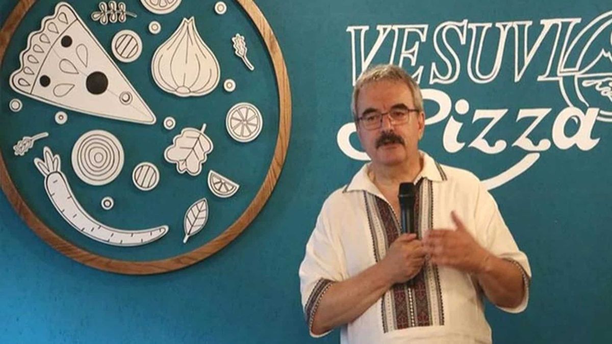 У Києві помер засновник «Везувіо» Мирон Спольський Мирон Спольський стоїть з мікрофоном біля стіни з намальованою піцою