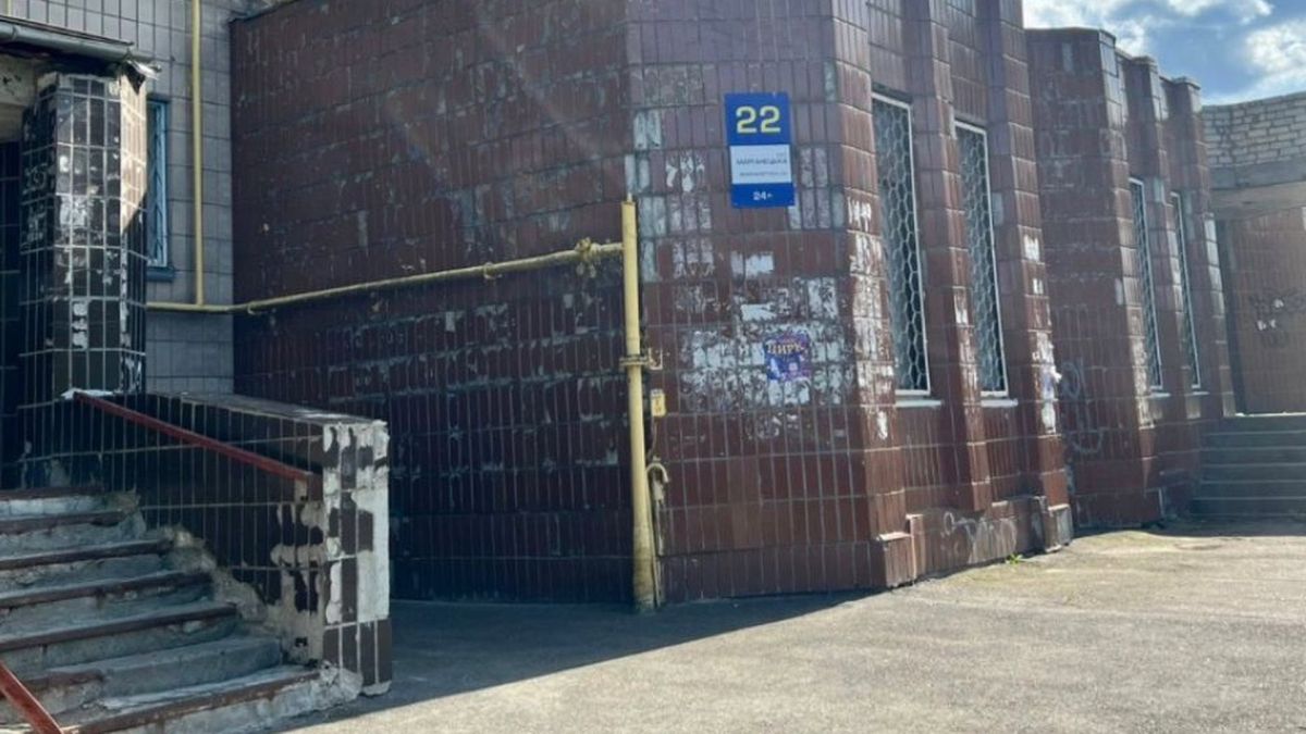 На Марганецькій в Києві знайшли будівлю «привид»: прокуратура судиться Будівля в старій червоній плитці із наклеєною табличкою із адресою