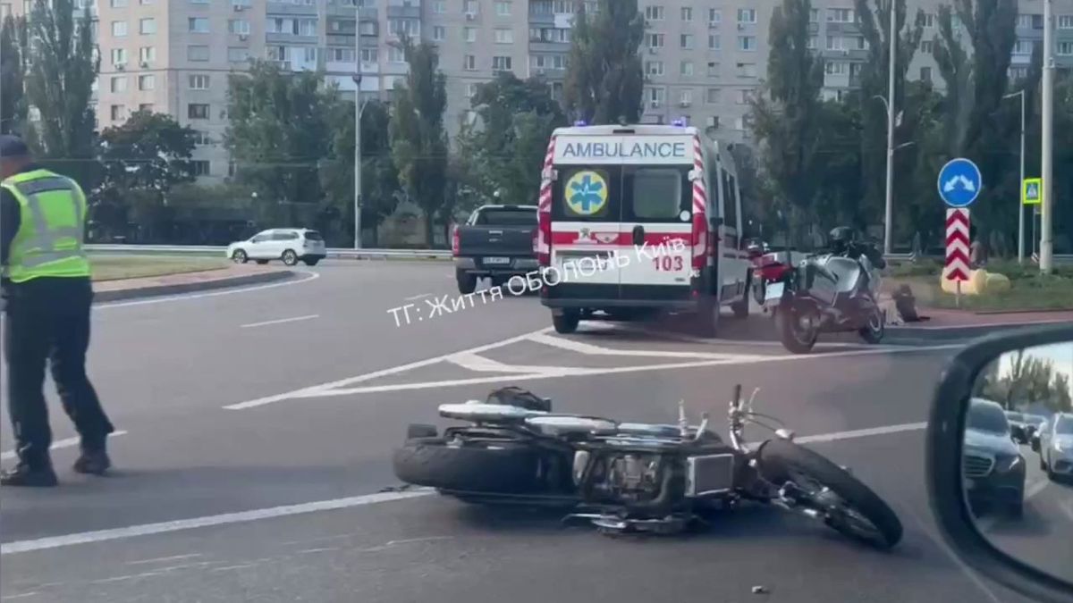 У Києві на Оболоні збили мотоцикліста (відео) На дорозі лежить мотоцикл після ДТП