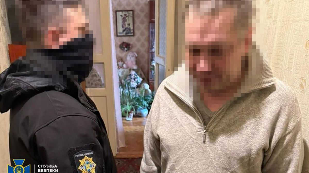 СБУ затримала чотирьох агітаторів рашизму в різних регіонах України Співробітник СБУ у формі поруч із затриманим підозрюваним у житловому приміщенні, обличчя обох заблюровані