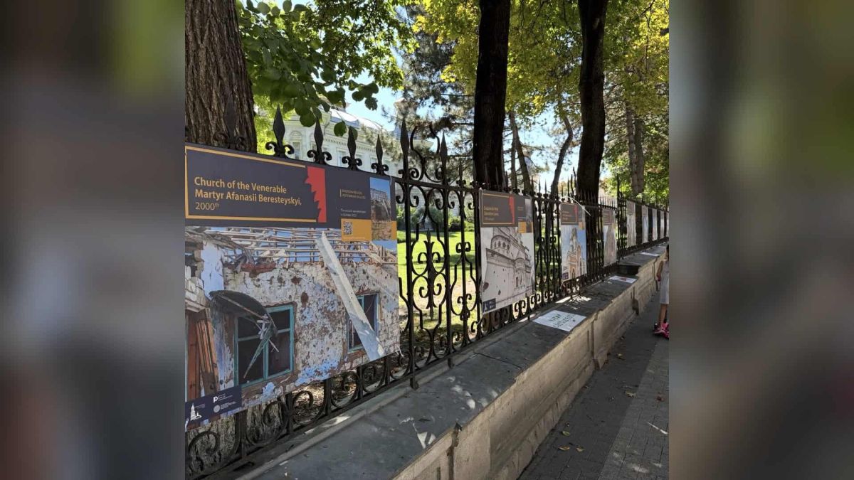 Виставка про храми, зруйновані Росією, триває в Кишиневі до 26 вересня Стенди виставки про українські храми, зруйновані російською агресією, вздовж огорожі в Кишиневі