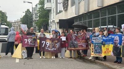 «Ніхто не шукатиме, якщо мовчати»: родичі полонених і зниклих безвісти мітингували біля Верховної Ради «Ніхто не шукатиме, якщо мовчати»: родичі полонених і зниклих безвісти мітингували біля Верховної Ради