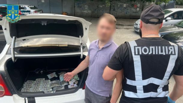 Нові шахрайські схеми від ФСБ: у Києві маніпулюють літніми людьми через фейкові повістки Нові шахрайські схеми від ФСБ: у Києві маніпулюють літніми людьми через фейкові повістки
