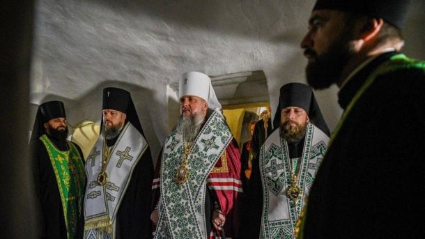 Главу Київської архиєпархії УГКЦ нагородили орденом «За заслуги» група священнослужителів у рясах та митрах, які беруть участь у богослужінні
