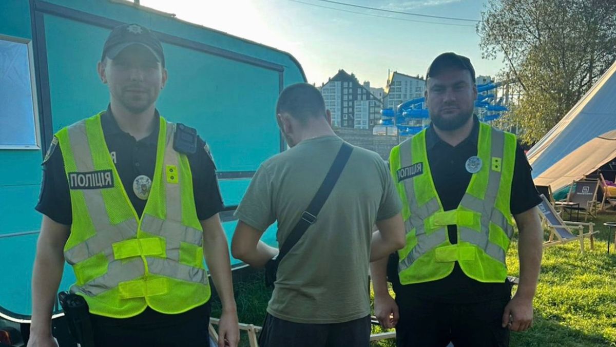 В Ірпені поліція оштрафувала адміністратора закладу за російську пісню Поліцейські і чоловік, який у громадському місці увімкнув російську пісню