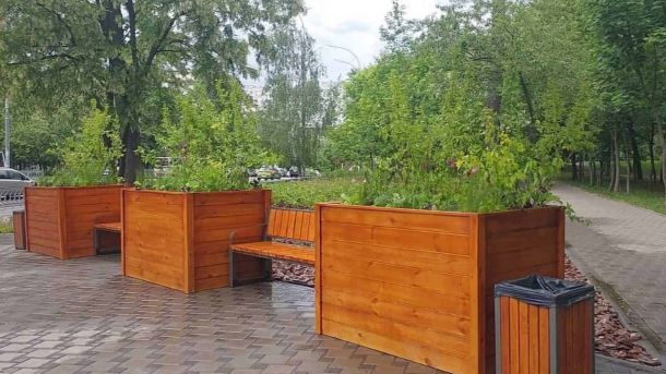Підозру оголосили чоловіку, який викинув собаку з вікна Новий кишеньковий сквер у Києві — невелика зелена зона з лавками й озелененням, облаштована районними комунальними підприємствами