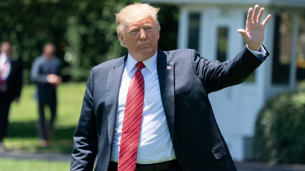 Трамп шукає важелі впливу на Путіна — чи наважиться він справді протистояти Кремлю? a man in a suit and tie