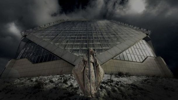 У Києві сусіди зворушливо провели тромбоніста, який щоранку грав гімн України (відео) Зростання напруженості над Києвом на тлі темного хмарного неба і сучасна архітектура будівлі, що повторює форму кристалу, створюють напружену атмосферу ганебної погоди та обстановки у центрі міста.