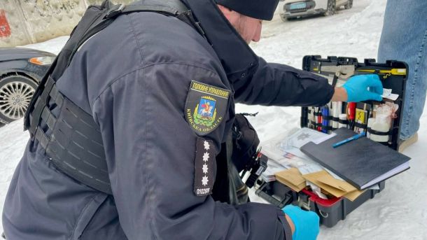 На Дарниці спецпризначенці допомогли 78-річній жінці після падіння на вулиці Криміналіст Головного управління поліції Київської області у формі та блакитних рукавичках працює з криміналістичним набором на місці вилучення наркотичних речовин