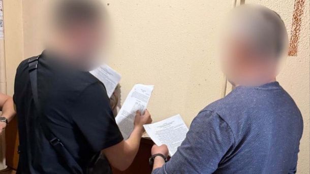 Чиновник Солом'янки «списав» 190 ухилянтів: СБУ викрила схему в КМДА Правоохоронець з документами і підозрюваний