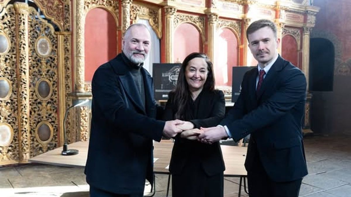 ЮНЕСКО допоможе зберегти Церкву Всіх Святих у Лаврі Представники ЮНЕСКО та України потискають руки після підписання угоди про збереження Церкви Всіх Святих у Лаврі