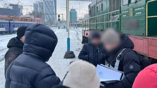 У Деснянському районі відкриють новий Vcentri HUB: майданчик для активної громади Правоохоронці і підозрювана особа біля локомотиву
