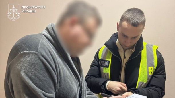 Посадовця Київзеленбуд підозрюють у службовій недбалості через переплату понад 550 тисяч Правоохоронець і підозрюваний