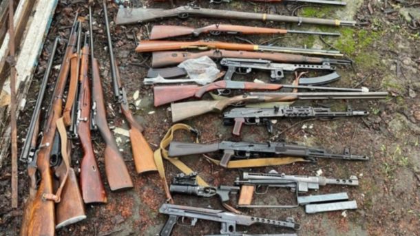 Київ без світла: чому графіки не діють і коли відновлять електропостачання Вилучена зброя, яка лежить на землі