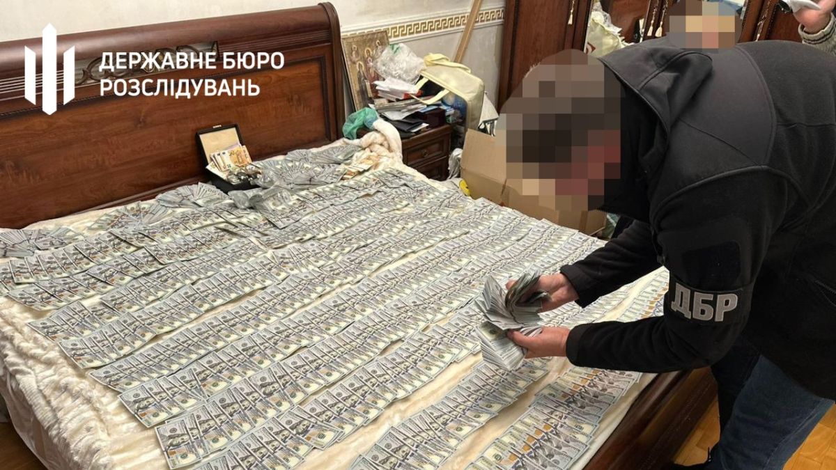 Бізнес на ухилянні: тисячі «непридатних» за гроші — ДБР викрило схему в Голосіївському РТЦК Бізнес на ухилянні: тисячі «непридатних» за гроші — ДБР викрило схему в Голосіївському РТЦК