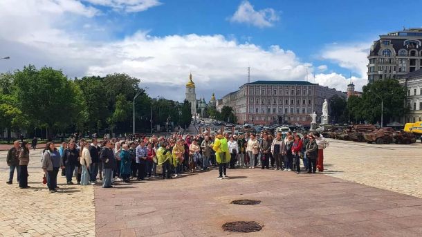 Благодійна фотовиставка «Яструби» у Софії Київській відкриється 5 червня Учасники безкоштовної екскурсії ДІАЗ «Стародавній Київ» на День Києва — близько 300 людей зібралися біля Михайлівської площі