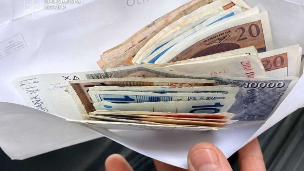Пожежа на Лесі Українки: горів 10-й поверх, людину врятували Шахраї ошукали колишнього високопосадовця на 7 млн грн