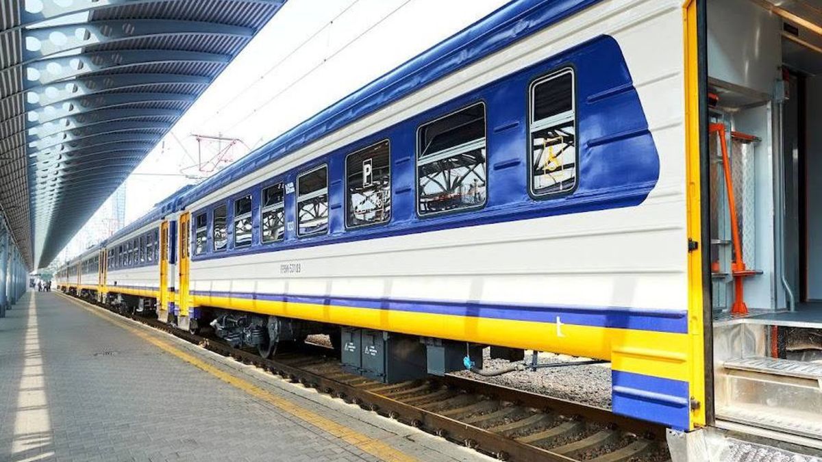 Вдарило струмом на даху електрички: на «Видубичах» загинув 16-річний хлопець Вагон потяга електрички