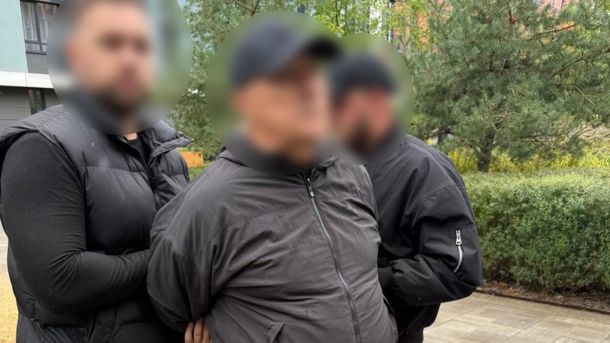 Маленькі Кий, Щек, Хорив та Либідь — у формі ЗСУ та вишиванках на Подолі двоє поліцейських тримають затриманого під руки
