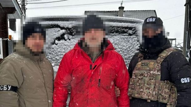 У Києві затримали начальника відділу ДПС за вимагання $500 щомісяця Співробітники СБУ затримують підозрюваного агента фсб, який збирав дані про оборонні підприємства Києва для наведення ударів, зимовий день, обличчя запікселені
