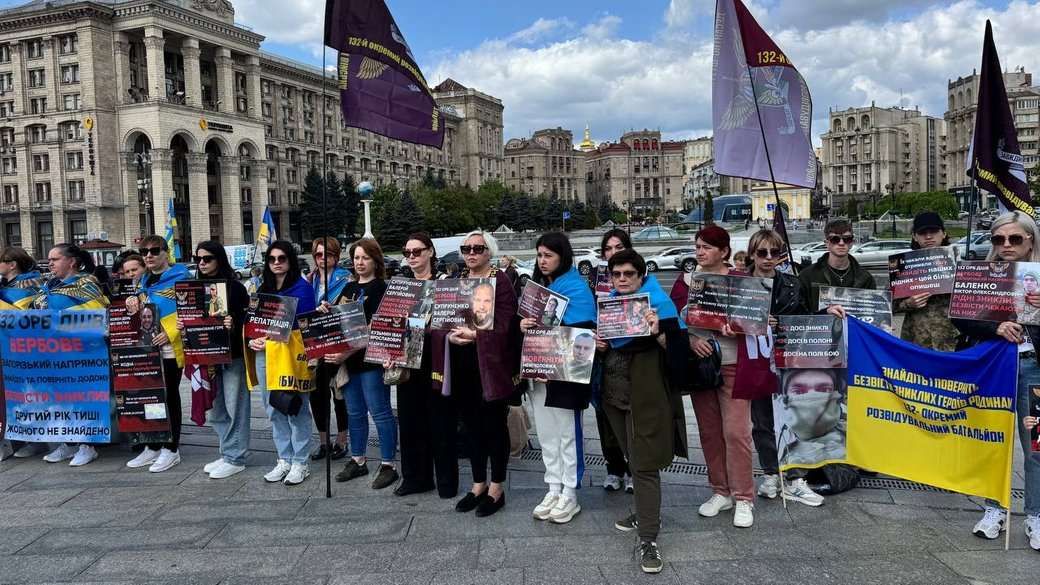 У Києві відбулися мітинги за чіткі терміни служби та підтримку військовополонених і зниклих безвісти Акція на підтримку військовополонених та зниклих безвісти, Київ, 30 квітня 2025 р. Фото: Cуспільне/Анастасія Карнаух