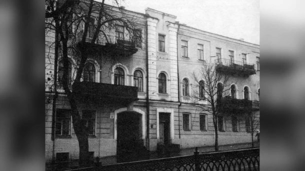 Буча без води через морози -15°C: коли відновлять Чорно-біле фото триповерхового будинку 1840-х років на бульварі Шевченка, 30 у Києві, знесеного у 1998 році