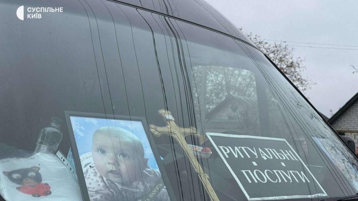 «Вони довго чекали дітей» — у Погребах поховали родину після атаки дрона Фото загиблої дівчинки немовля під лобовим склом ритуального автомобіля