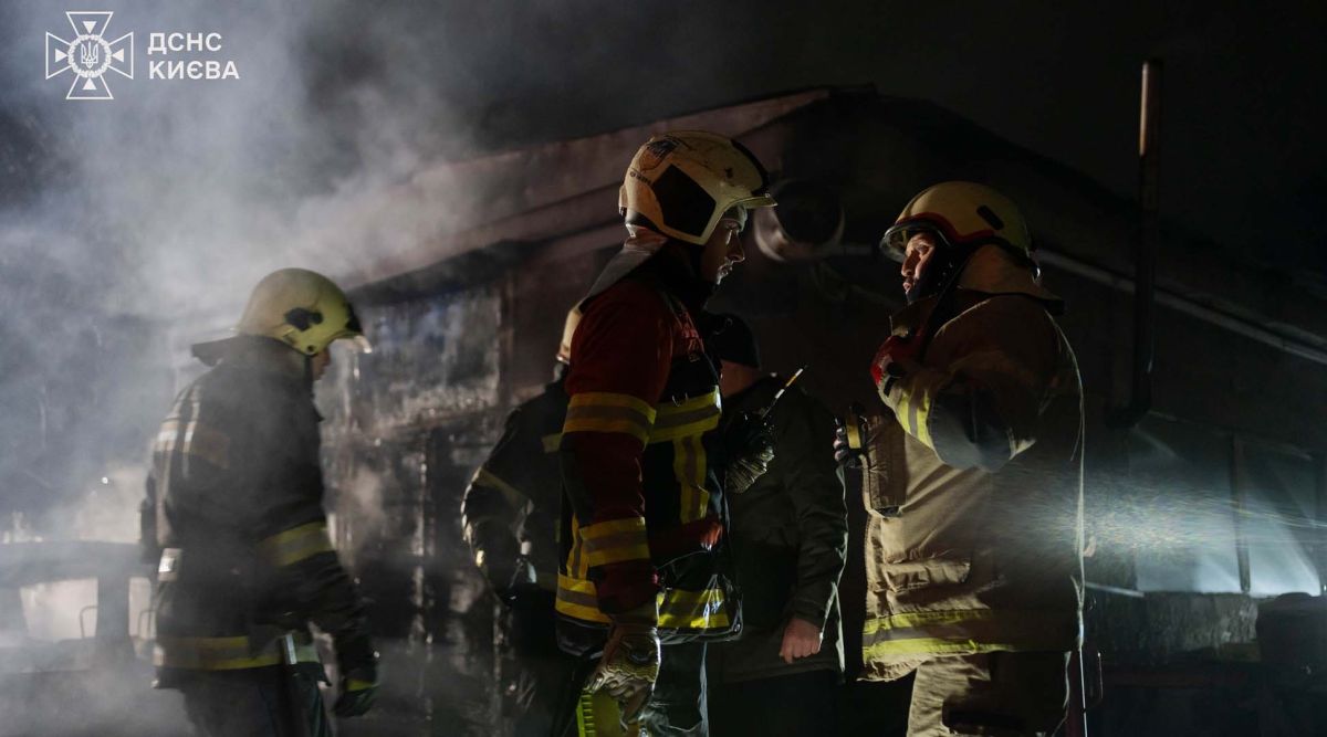Уламки ракет впали у чотирьох районах Києва: потерпілих немає Рятувальники ДСНС гасять пожежу, пожежна техніка на місці події