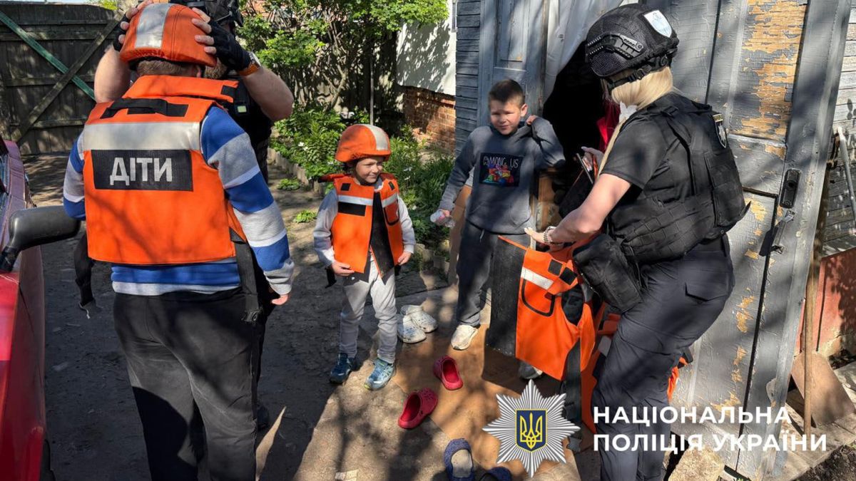 Нова система евакуації: як допомагатимуть людям із прифронту Поліція евакуює родину з прифронтової території, кількох дітей одягають в захисний одяг – каски і жилети
