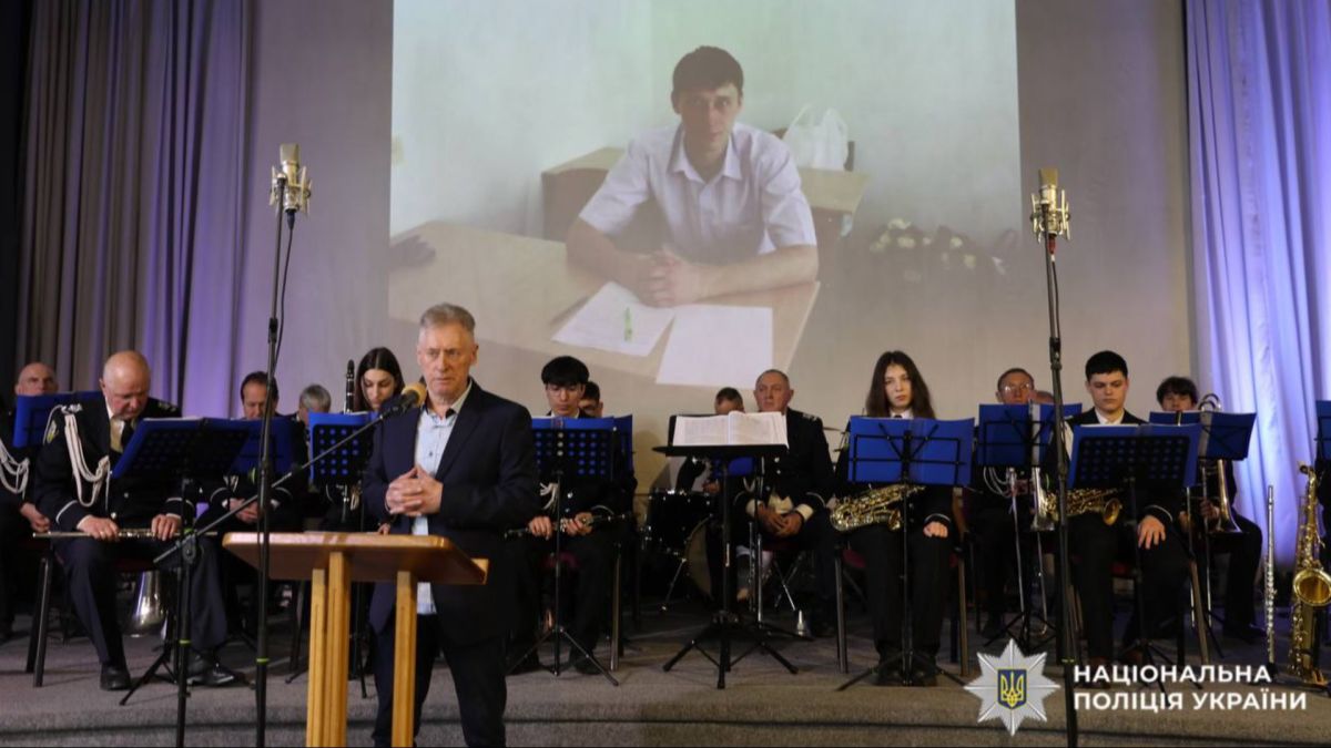 «Світло крізь морок»: батько загиблого у Бучі поліцейського видав збірку віршів Презентація поетичної збірки Олександра Чабаха у Бучі за участю поліцейських Київщини
