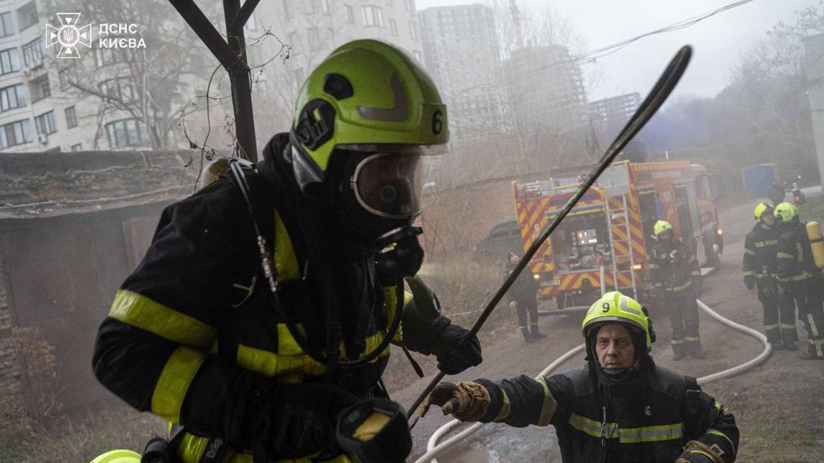 Пожежа на Берестейському проспекті в Києві: що горіло Два пожежники заходять в приміщення