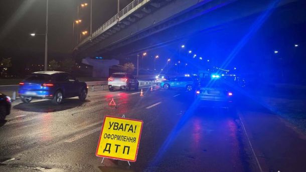Третя атака за тиждень: у Києві 10 поранених, пожежі в 3 районах Нічне ДТП під мостом зі знаком "Увага! Оформлення ДТП" і поліцейськими вогнями